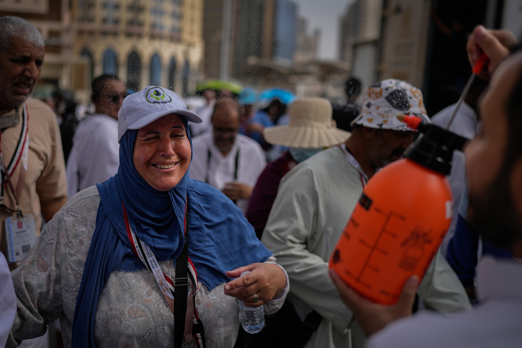 Muslims begin the annual Hajj in sweltering heat against a backdrop of war concerns