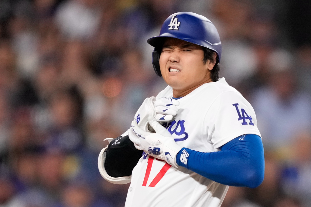 Betts blasts 2 homers and drives in 5 as the Dodgers crush the Rockies 15-6