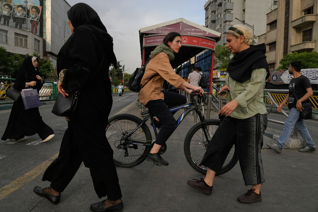 US and Iranian negotiators reach tentative deal to extend ceasefire and start new nuclear talks