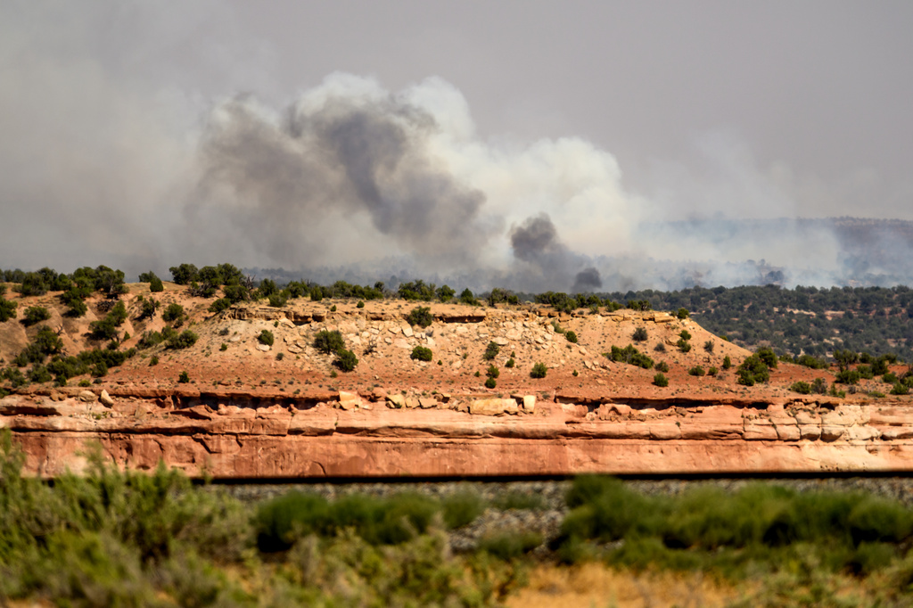 3 firefighters killed in Colorado as wildfires stoked by heat, wind rage — VIDEO