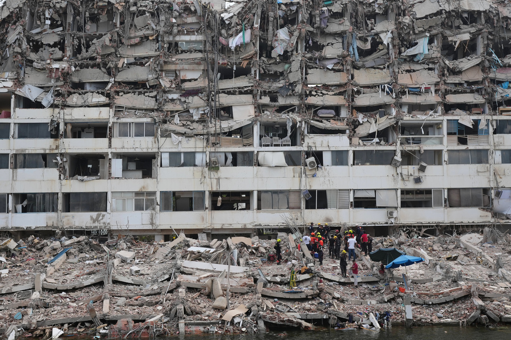 Venezuelans search more earthquake ruins as attention turns to humanitarian crisis