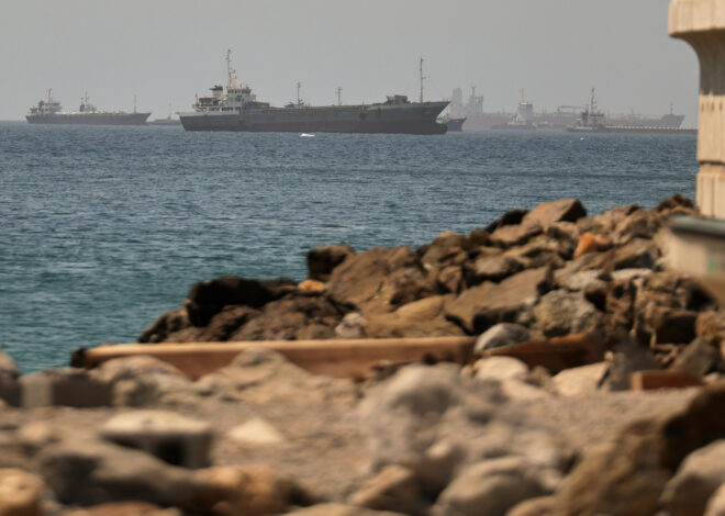 Oil tankers navigate the Strait of Hormuz despite threats from Iran’s Revolutionary Guard