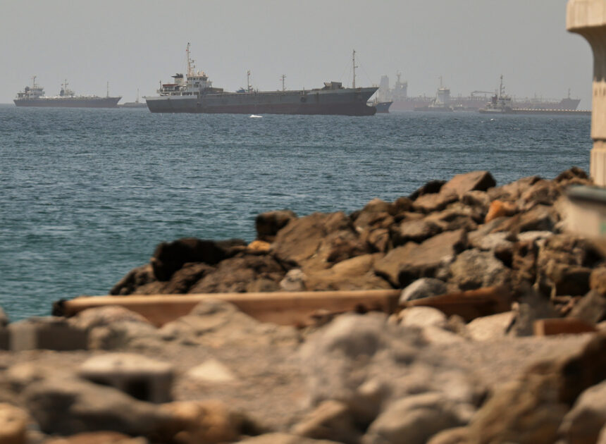 Oil tankers navigate the Strait of Hormuz despite threats from Iran’s Revolutionary Guard