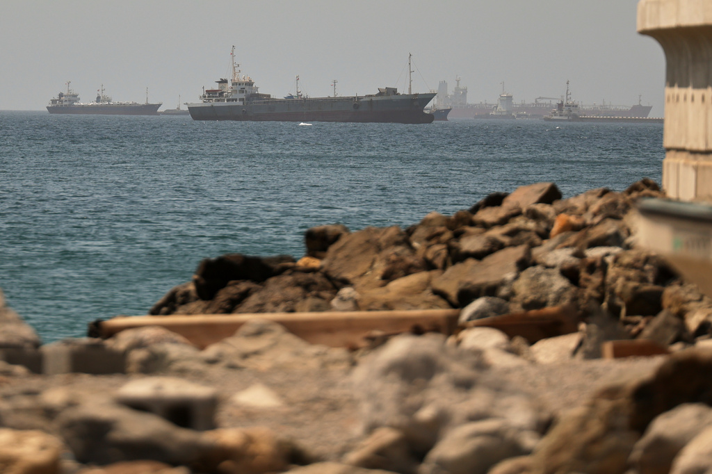 Oil tankers navigate the Strait of Hormuz despite threats from Iran’s Revolutionary Guard