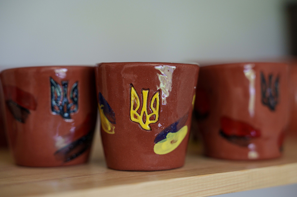 A blind Ukrainian veteran turns pottery into a business and mentors others