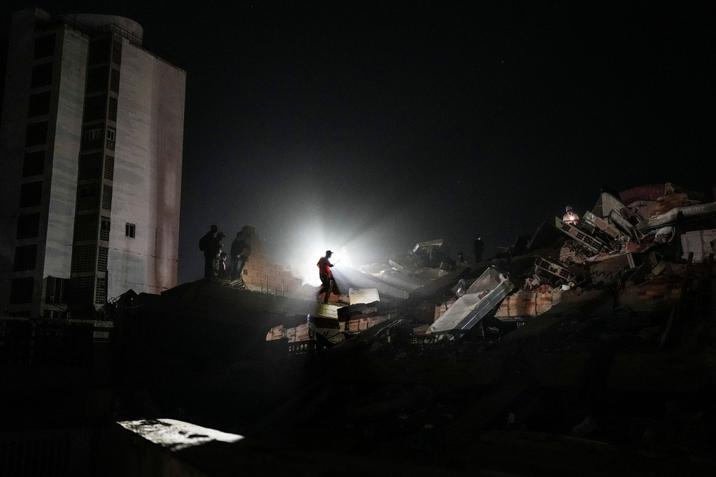 Desperation mounts in Venezuela as the earthquake death toll rises to 1,430