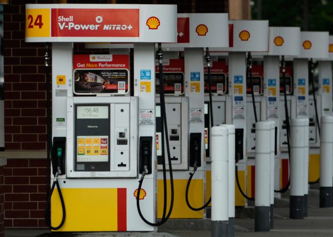 US gas prices back up to an average of $4 a gallon as Iran war heats up
