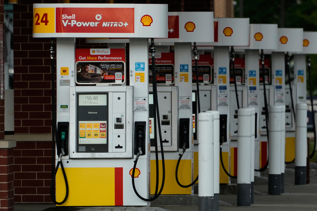 US gas prices back up to an average of $4 a gallon as Iran war heats up