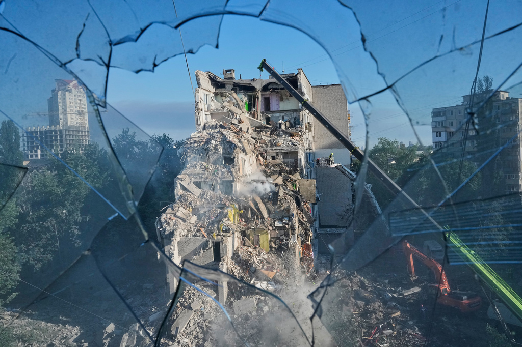 A major Russian attack kills 20 in Kyiv as Ukrainian strikes disrupt Moscow’s oil sector
