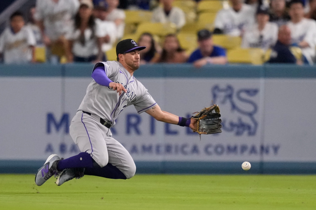 Mookie Betts delivers a clutch 2-strike hit in the eighth as Dodgers beat Rockies 4-3