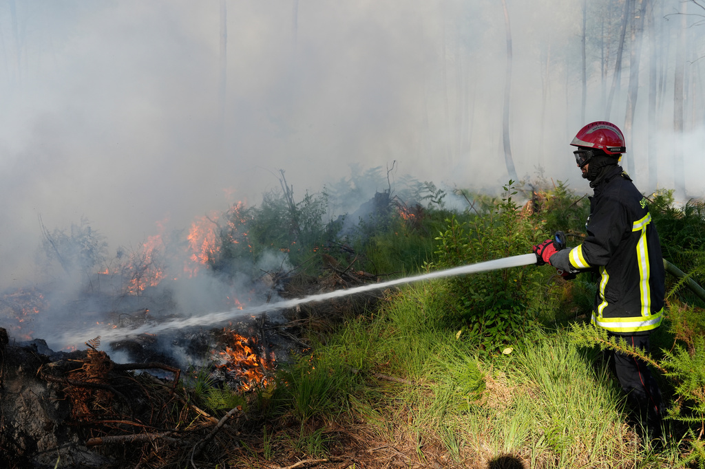 France orders 4,000 more evacuated as fires displace a third of a million across southwest Europe