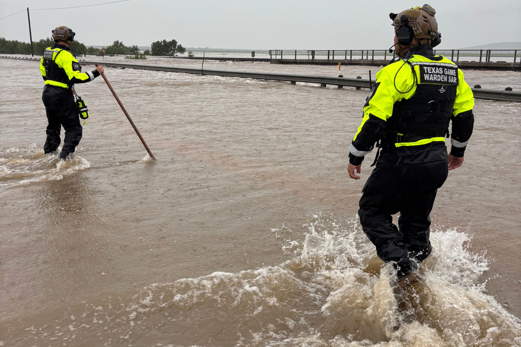 Heavy rains keep drenching South Texas, tornado reported in San Antonio