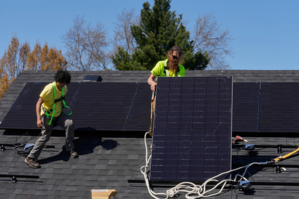Battery bank or generator? How to choose the best backup power for your home during an outage