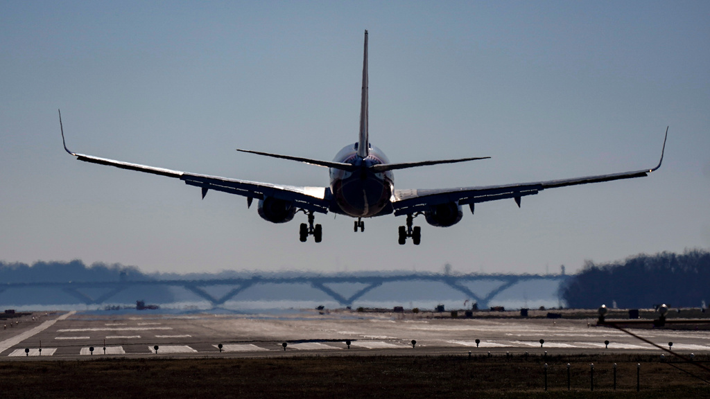 Jetting off for a summer vacation? How to eat and drink to minimize jet lag