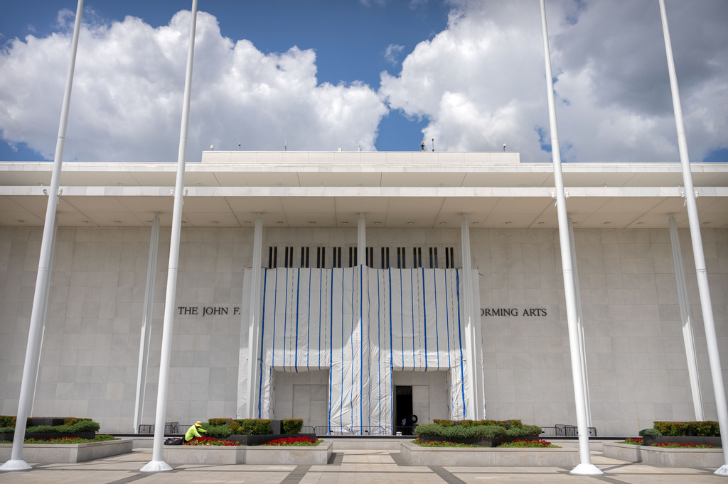 Kennedy Center votes to restore Trump’s name and close for 2 years, challenging a judge’s order