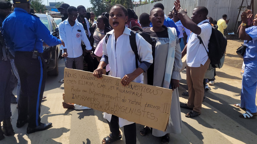 Congo Ebola health workers protest unpaid wages, disrupting response as deaths top 1,800